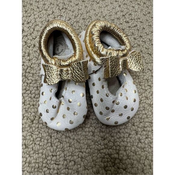Freshly Picked Bow Mocc in Creams and Gold - Picture 1 of 6